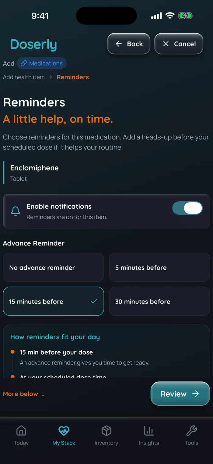 Écran des rappels de Doserly pour un exemple de comprimé d’enclomifène, avec les notifications activées et un rappel 15 minutes à l’avance sélectionné, données d’exemple, écran affiché en anglais.