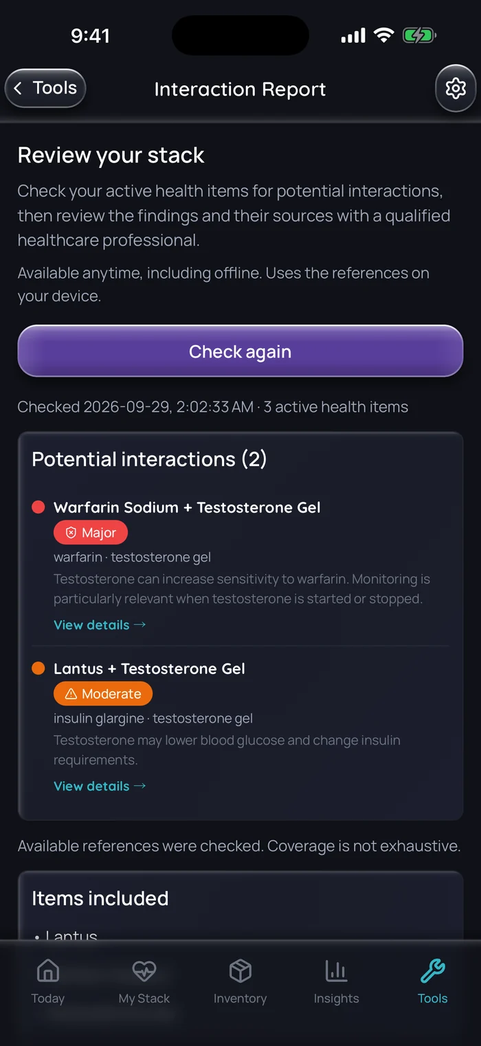 (Interface en anglais) Rapport d’interactions de Doserly pour trois éléments donnés en exemple, le gel de testostérone, la warfarine et le Lantus (insuline glargine), qui signale deux interactions : une majeure, la testostérone peut augmenter la sensibilité à la warfarine, et une modérée, la testostérone peut abaisser la glycémie et modifier les besoins en insuline. Une note indique que la couverture n’est pas exhaustive.
