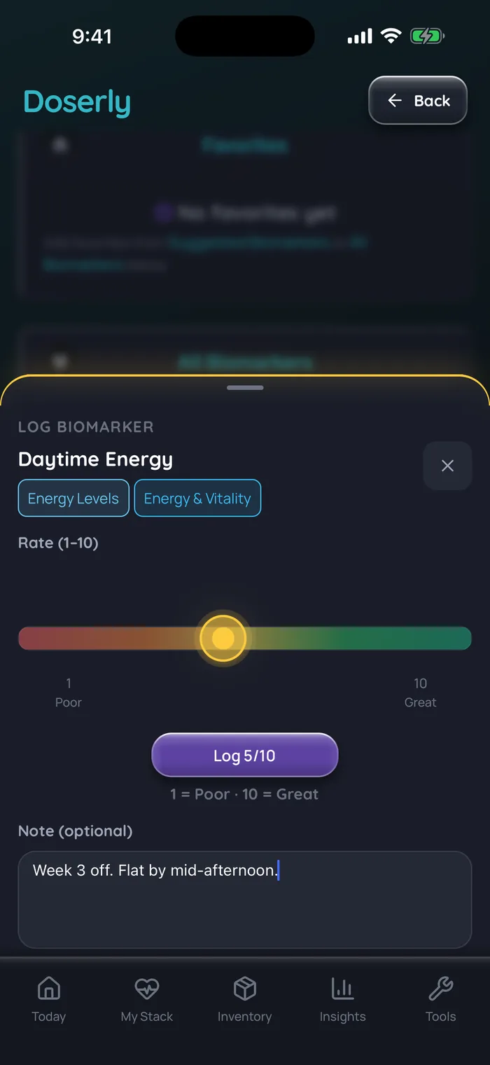 Capture de Doserly en anglais montrant une saisie d’énergie pendant la journée : un curseur de 1 à 10 réglé sur 5 et la note en anglais « Week 3 off. Flat by mid-afternoon. » (troisième semaine sans traitement, énergie à plat en milieu d’après-midi; données d’exemple).