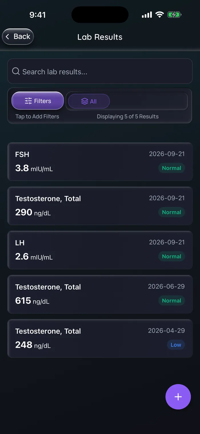 Capture de Doserly en anglais montrant cinq résultats d’analyses d’exemple : FSH à 3,8 mIU/mL, LH à 2,6 mIU/mL et testostérone totale à 290 ng/dL le 21 septembre 2026, testostérone totale à 615 ng/dL le 29 juin et à 248 ng/dL, signalée comme basse, le 29 avril.