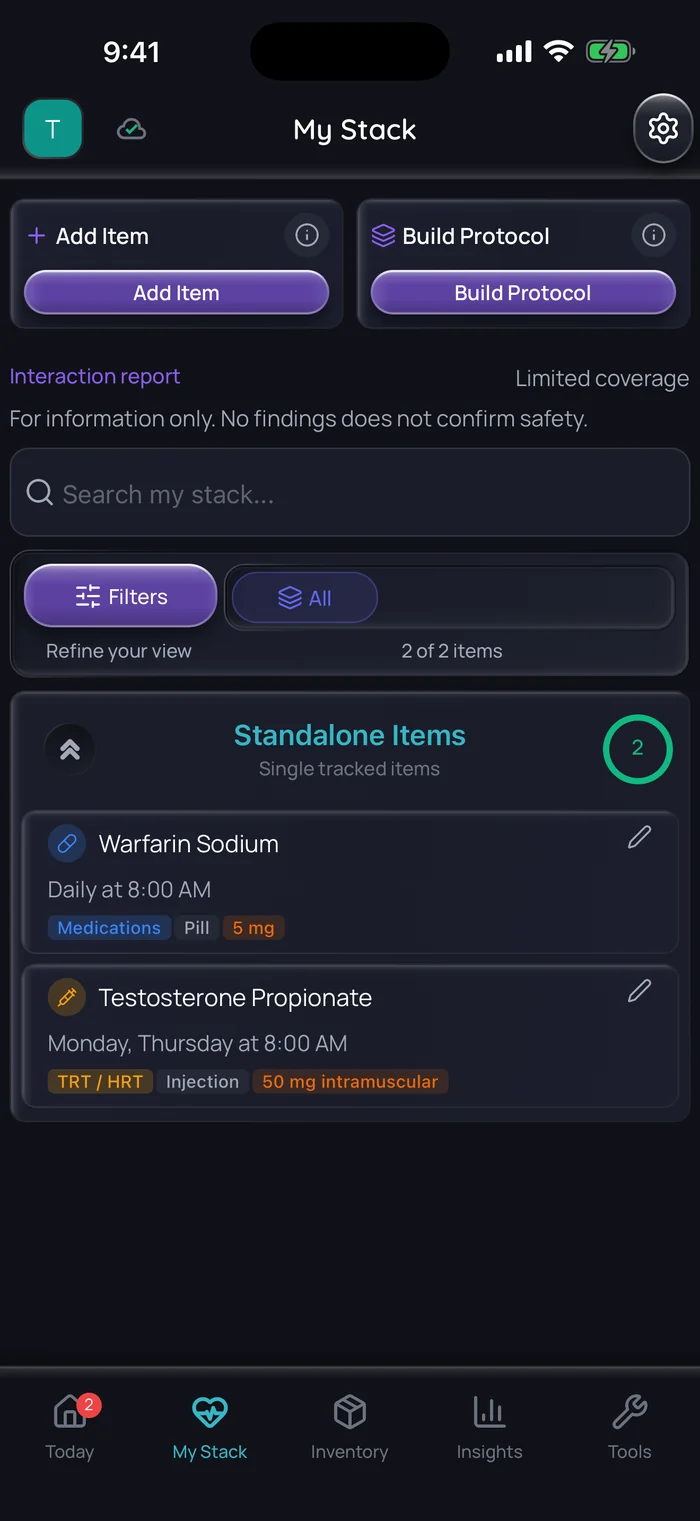 Écran My Stack de Doserly (interface en anglais) avec deux éléments d’exemple : warfarine sodique 5 mg par jour à 8 h, et propionate de testostérone 50 mg dans le muscle le lundi et le jeudi à 8 h.